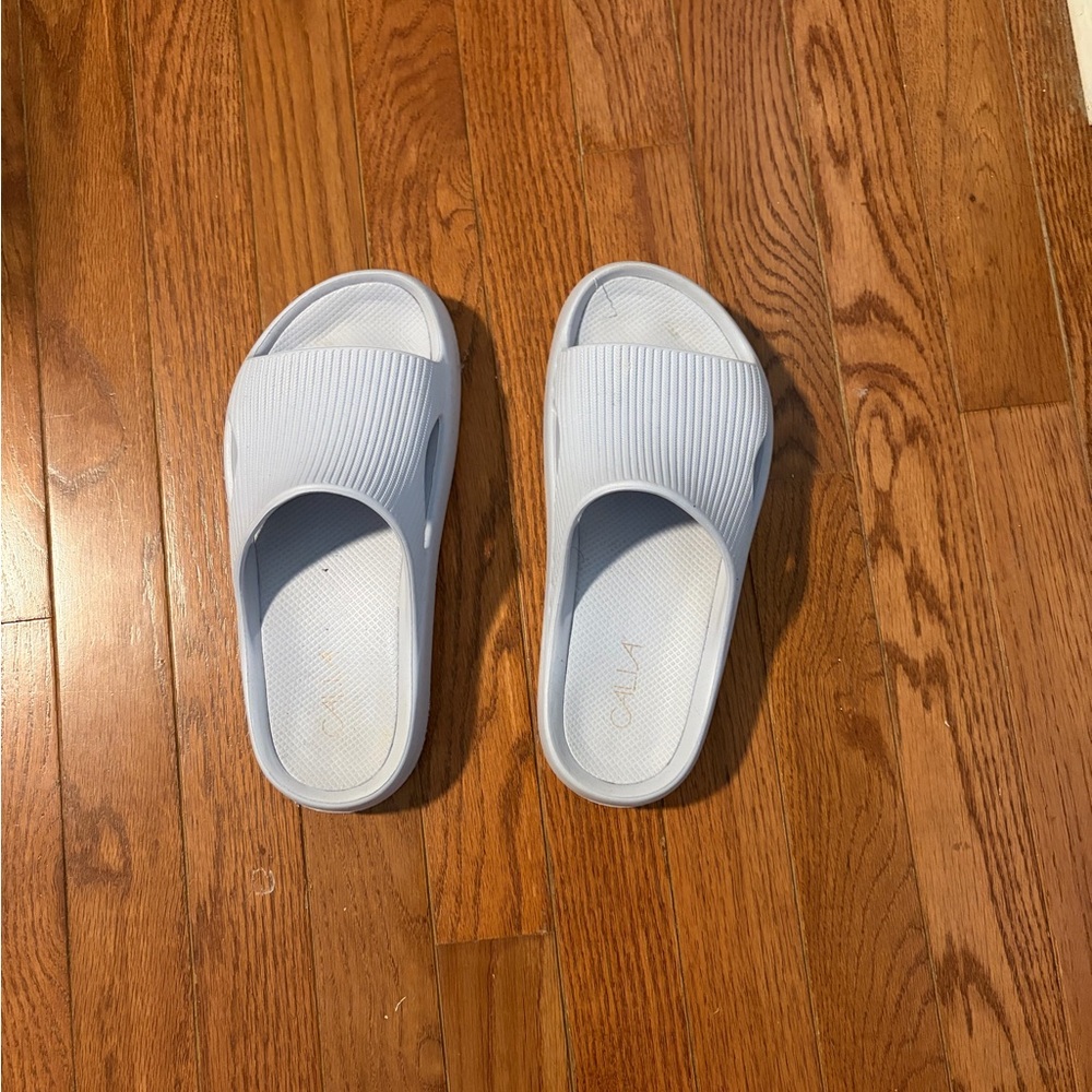 CALIA by Carrie Underwood White Slide Sandals - Picture 2 of 3
